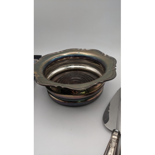 222 - Silver to include a wine coaster, hallmarked Sheffield 1937, together with mixed silver handled flat... 