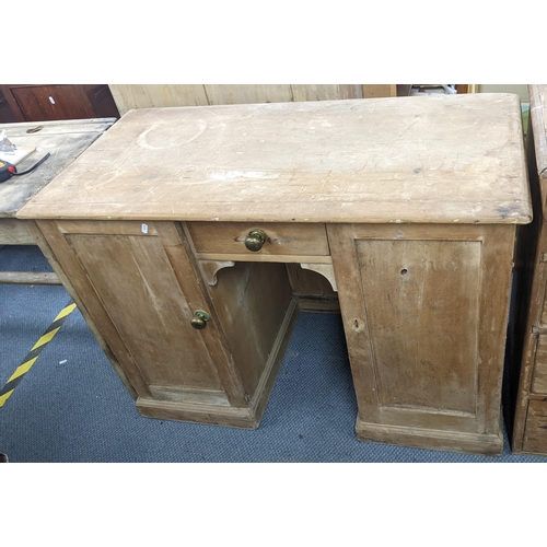 250 - A 19th century pine kneehole desk having a single drawer flanked by two cupboard doors 76cm h x 107c... 