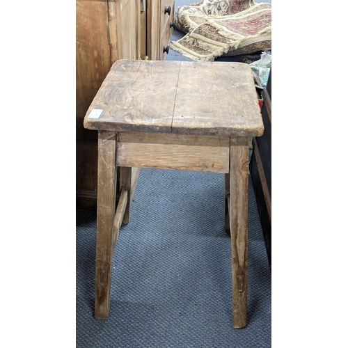 255 - Mixed furniture to include an early 20th century oak side table, a pine fall flap table and a pine s... 