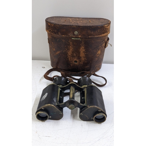 314 - A pair of early 20th century Carl Zeiss Feldstehe Vergr 8 binoculars in a leather case
Location: 4.1... 