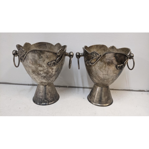 325 - A pair of silver plated wine coolers with ring handles Location: 1.1
If there is no condition report... 