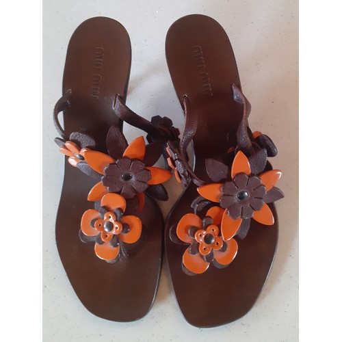 36 - Miu Miu- A pair of brown Vero Cuoio 'Bufalo Flow Coco-Manda' heeled sandals with brown and orange fl... 