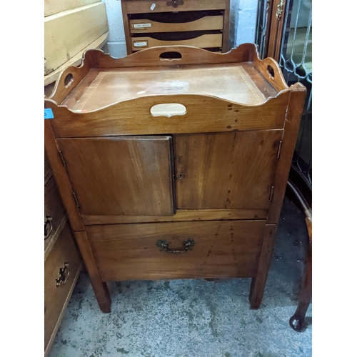 225 - An 18th century mahogany commode with inset leather tray top over twin doors and single drawer on sq... 