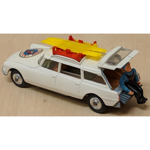 9 - Corgi toys - A commer Ambulance 463 and a Citroen safari (Corgi ski club) 475 both boxed
Location: C... 