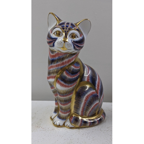 138 - A Royal Crown Derby paperweight modelled as a seated cat, gilt stopper
Location: 9-1

If there is no... 