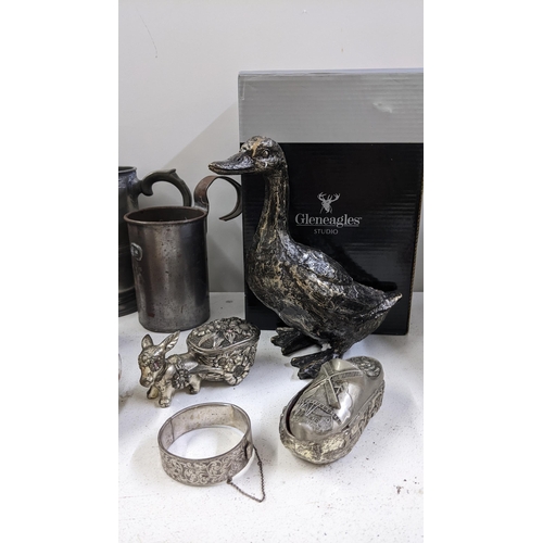 140 - A mixed lot to include an 18th century pewter tankard, nautilus sea shell, boxed Gleneagles Studio m... 