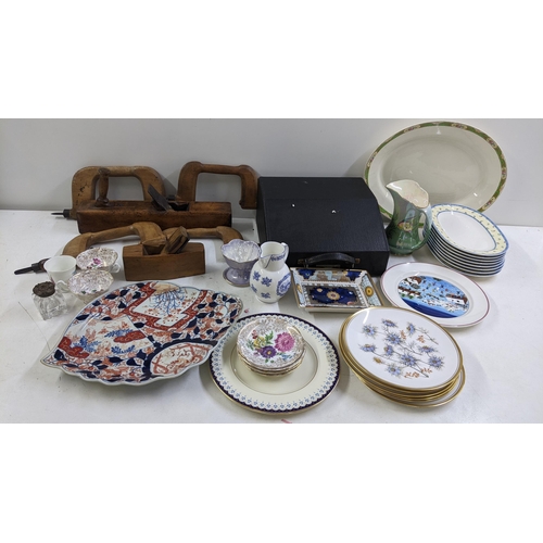 143 - A mixed lot to include a Japanese Imari Meiji period shell shaped dish A/F, woodworking planes, type... 