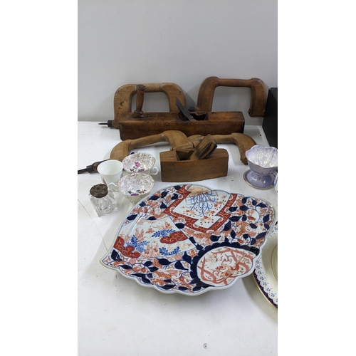 143 - A mixed lot to include a Japanese Imari Meiji period shell shaped dish A/F, woodworking planes, type... 