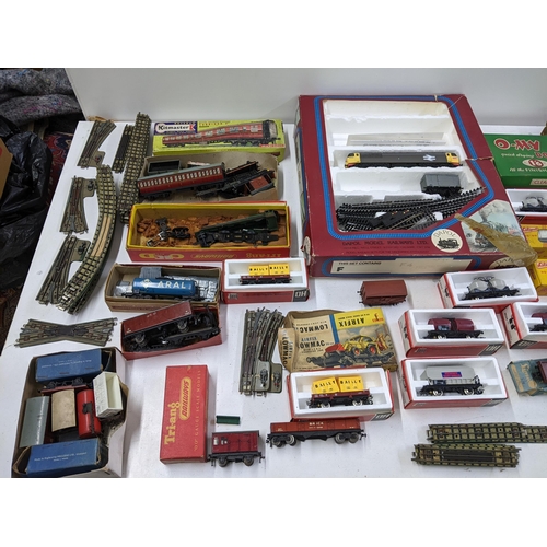 168 - A mixed lot of 00 gauge model railway items to include a large collection of trucks, some boxed, Hor... 