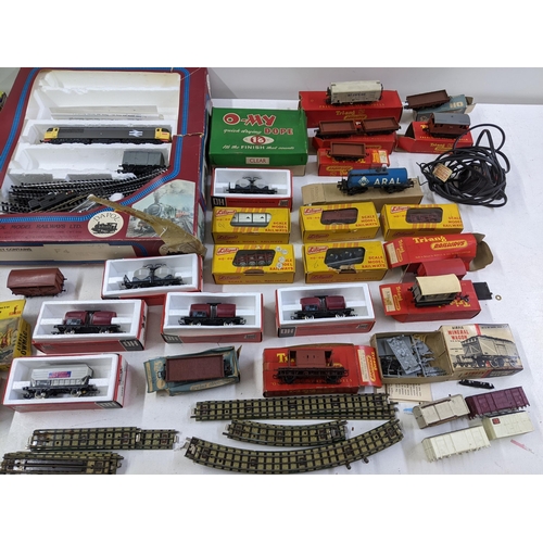 168 - A mixed lot of 00 gauge model railway items to include a large collection of trucks, some boxed, Hor... 