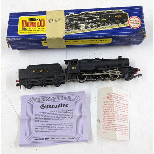 171 - A Hornby Dublo No 3224 2-8-0 Goods locomotive and tender with original box and paperwork
Location: 5... 