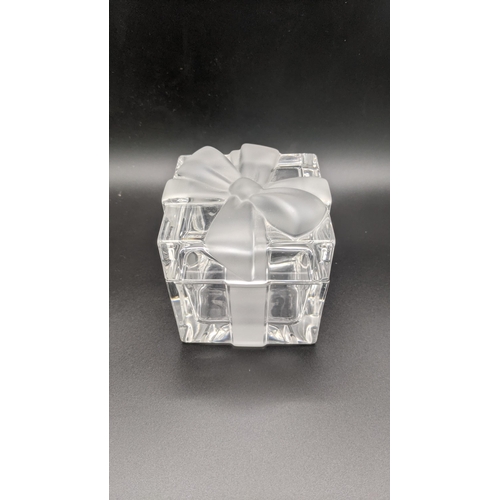 176 - A Tiffany & Co crystal glass gift box with a lid 8cm x 8cm Location: A3B
If there is no condition re... 