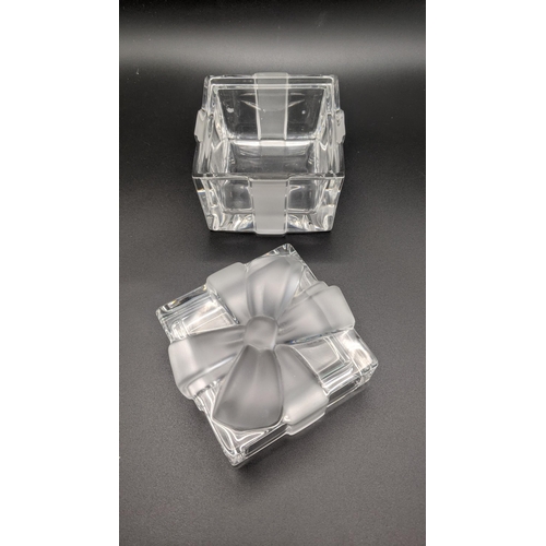 176 - A Tiffany & Co crystal glass gift box with a lid 8cm x 8cm Location: A3B
If there is no condition re... 