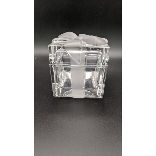 176 - A Tiffany & Co crystal glass gift box with a lid 8cm x 8cm Location: A3B
If there is no condition re... 