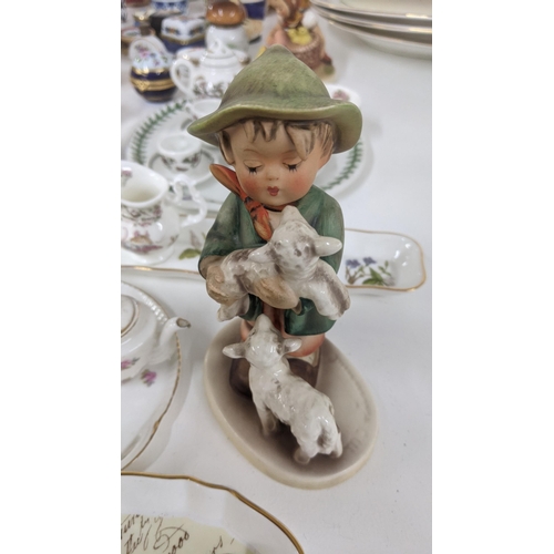 178 - Mixed collectables to include Jasperware, two Hummel figures W Germany, a variety of trinkets, Royal... 