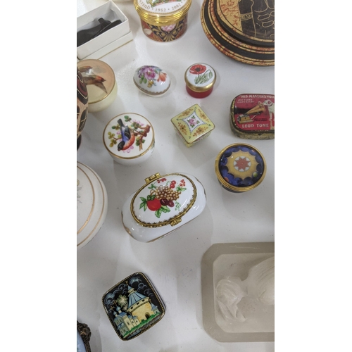 178 - Mixed collectables to include Jasperware, two Hummel figures W Germany, a variety of trinkets, Royal... 