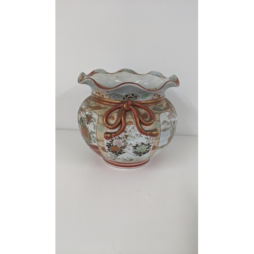 180 - A Japanese Kutani Meiji period jardinière with a wavy rim, decorated with bird panels
Location:1.1

... 