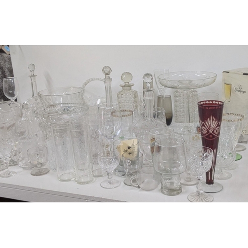 181 - A mixed lot of glassware to include a Victorian pedestal vase with a grape and vine etched boarder, ... 