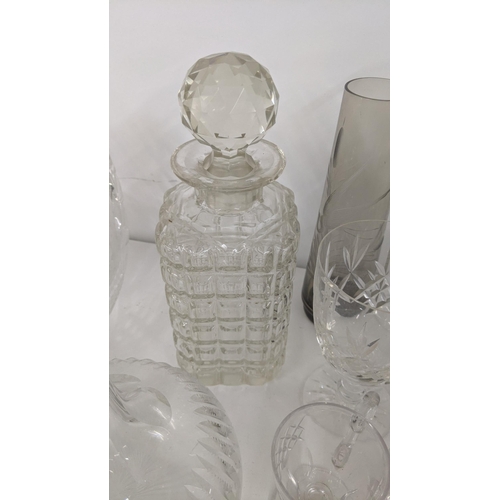 181 - A mixed lot of glassware to include a Victorian pedestal vase with a grape and vine etched boarder, ... 