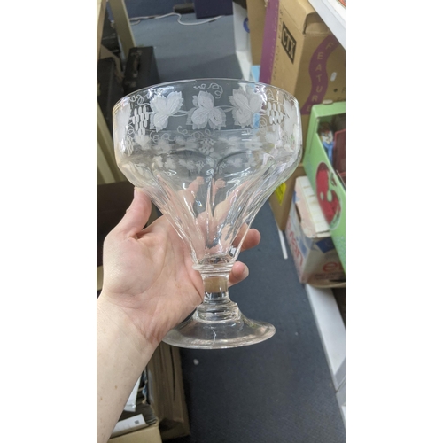 181 - A mixed lot of glassware to include a Victorian pedestal vase with a grape and vine etched boarder, ... 