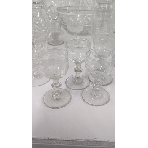 181 - A mixed lot of glassware to include a Victorian pedestal vase with a grape and vine etched boarder, ... 