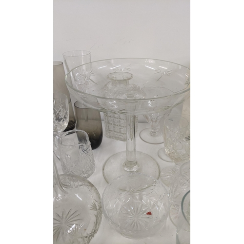 181 - A mixed lot of glassware to include a Victorian pedestal vase with a grape and vine etched boarder, ... 