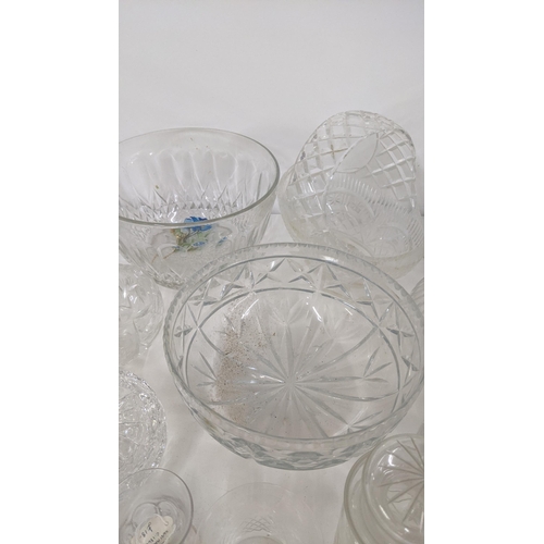 181 - A mixed lot of glassware to include a Victorian pedestal vase with a grape and vine etched boarder, ... 