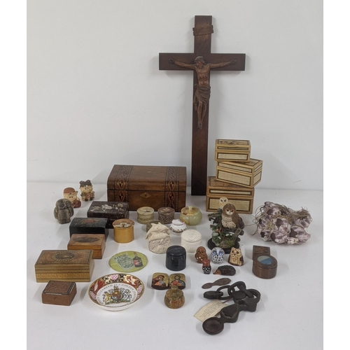 185 - Mixed collectables to include various trinket boxes, some made from soapstone and others along with ... 