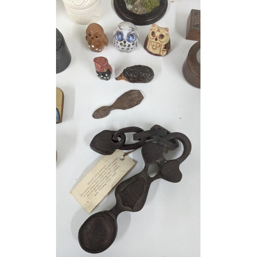 185 - Mixed collectables to include various trinket boxes, some made from soapstone and others along with ... 