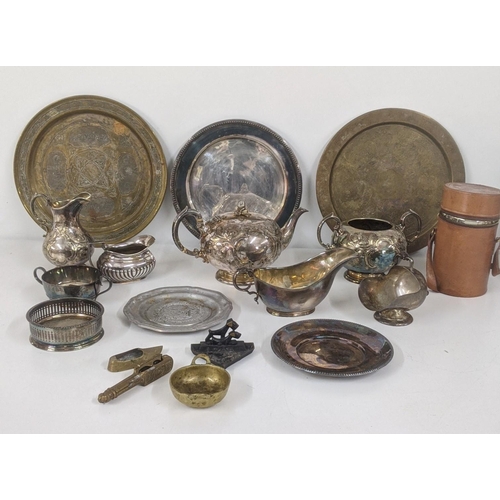 186 - A mixed lot of metalware to include mostly silver plated items to include a three piece tea set with... 