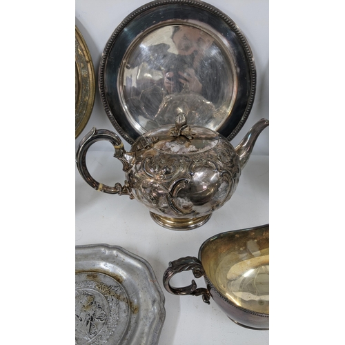 186 - A mixed lot of metalware to include mostly silver plated items to include a three piece tea set with... 