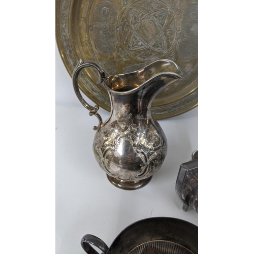 186 - A mixed lot of metalware to include mostly silver plated items to include a three piece tea set with... 