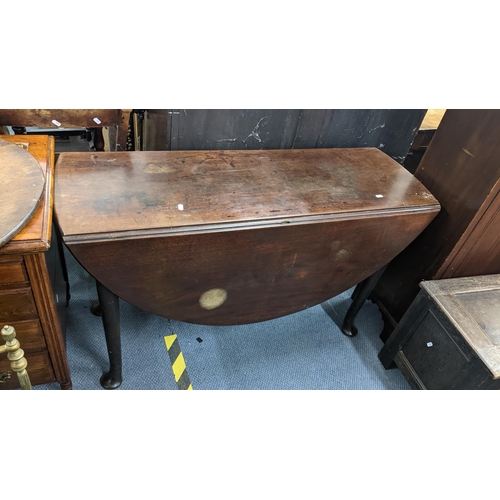 210 - An early 20th century oak blanket box, together with a Georgian mahogany gateleg table Location:A2M
... 