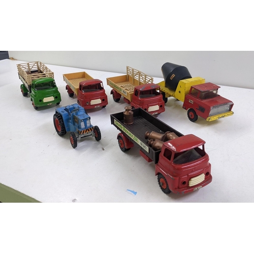 85 - A collection of Triang Jumbo series model Trucks to include a Cement Mixer, Tugster Type 37A and oth... 