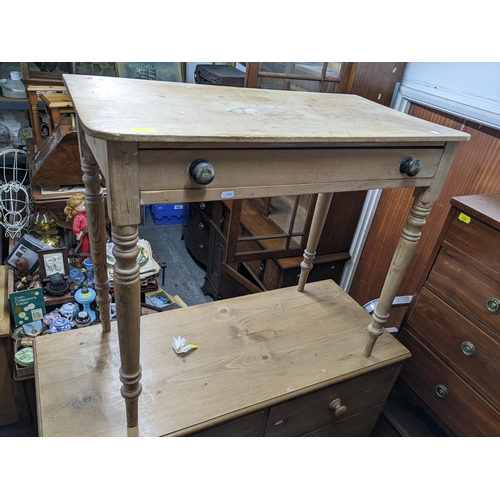 271 - A 20th century pine kitchen table with rounded front corners, single frieze drawer, on ring turned l... 