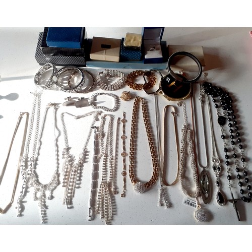 139 - A large quantity of costume jewellery to include late 20th Century to modern day bead necklaces to i... 