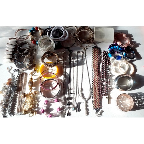 139 - A large quantity of costume jewellery to include late 20th Century to modern day bead necklaces to i... 