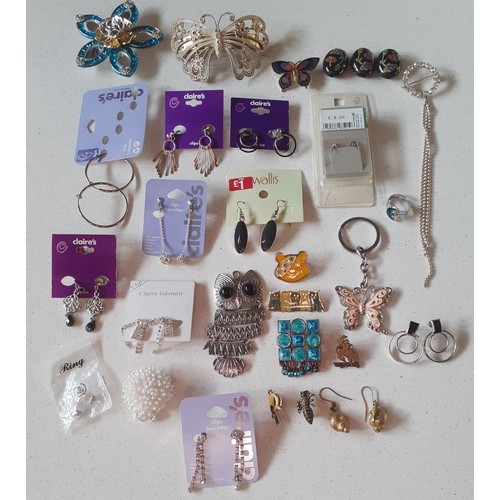 139 - A large quantity of costume jewellery to include late 20th Century to modern day bead necklaces to i... 