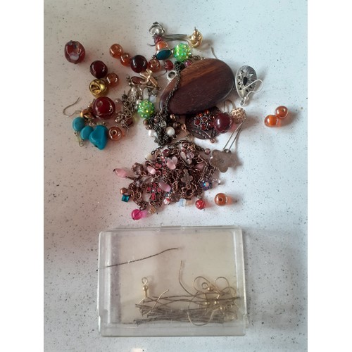 139 - A large quantity of costume jewellery to include late 20th Century to modern day bead necklaces to i... 