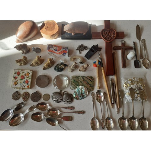 249 - A miscellaneous lot of curios to include a compact, Wade whimsies, hand carved treen ornaments, star... 