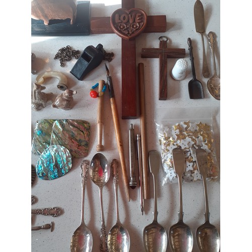 249 - A miscellaneous lot of curios to include a compact, Wade whimsies, hand carved treen ornaments, star... 