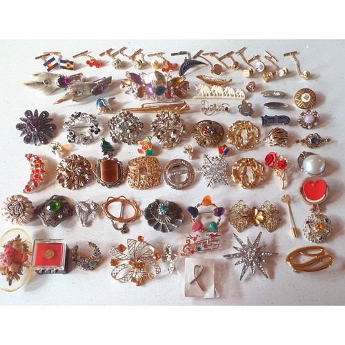 136 - A collection of vintage brooches, clips and hair clips to include 2 Scottish animal paw foot brooche... 