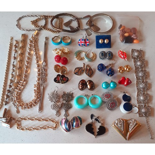 135 - A large quantity of modern costume jewellery comprising earrings, bracelets to include a Rochelle 18... 