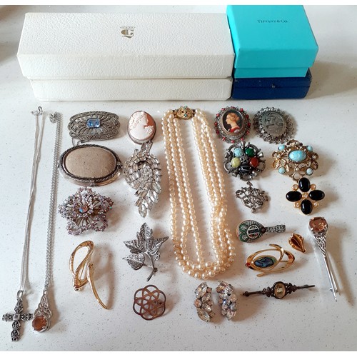 32 - A quantity of mainly early 20th Century costume jewellery to include a silver framed cameo brooch st... 