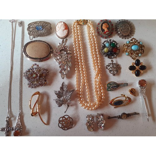 32 - A quantity of mainly early 20th Century costume jewellery to include a silver framed cameo brooch st... 