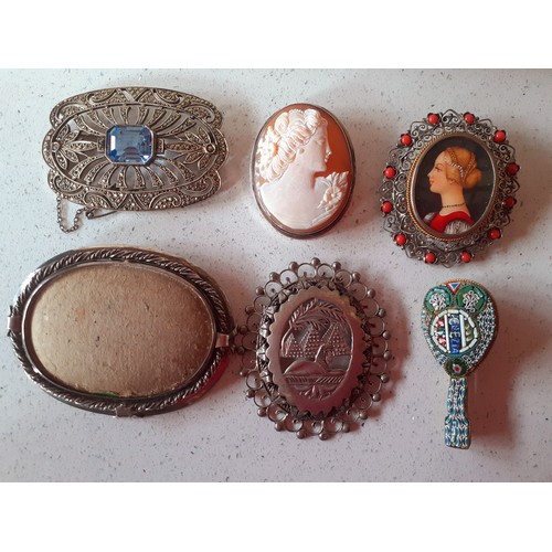 32 - A quantity of mainly early 20th Century costume jewellery to include a silver framed cameo brooch st... 