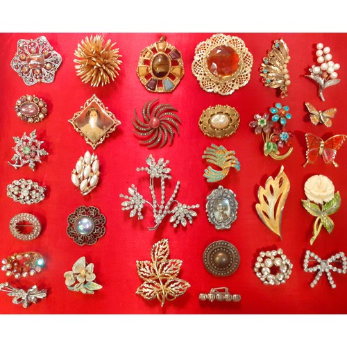 69 - A quantity of vintage costume jewellery to include paste stone brooches A/F, a Sarah Coventry gold t... 