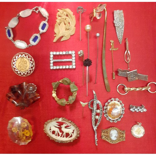 69 - A quantity of vintage costume jewellery to include paste stone brooches A/F, a Sarah Coventry gold t... 