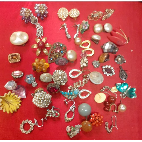 69 - A quantity of vintage costume jewellery to include paste stone brooches A/F, a Sarah Coventry gold t... 