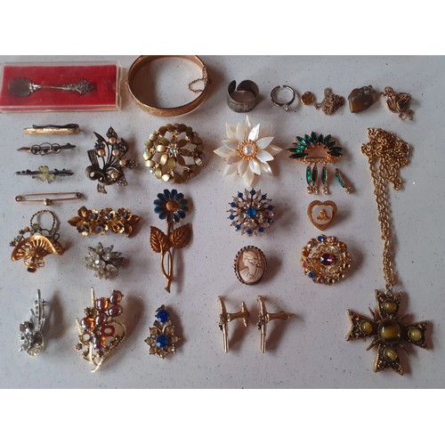 80 - Vintage costume jewellery comprising brooches, necklaces to include gold tone chains and simulated p... 